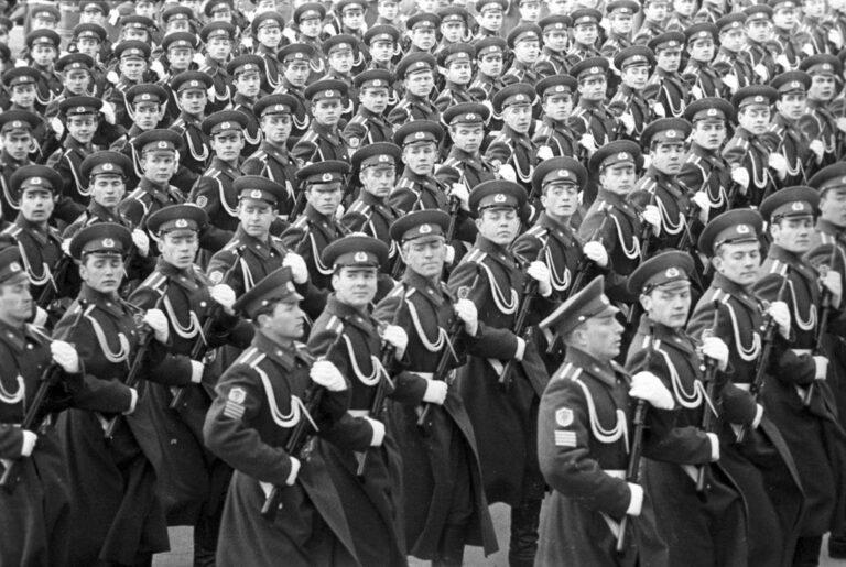 Cadetes de la Academia del Mando Superior de la Guardia Fronteriza de Moscú de la KGB en el desfile del 55o anniversario de la Gran Revolución de Octubre en la Plaza Roja (Lev Polikashin-RIA Novosti vía Wikimedia Commons)