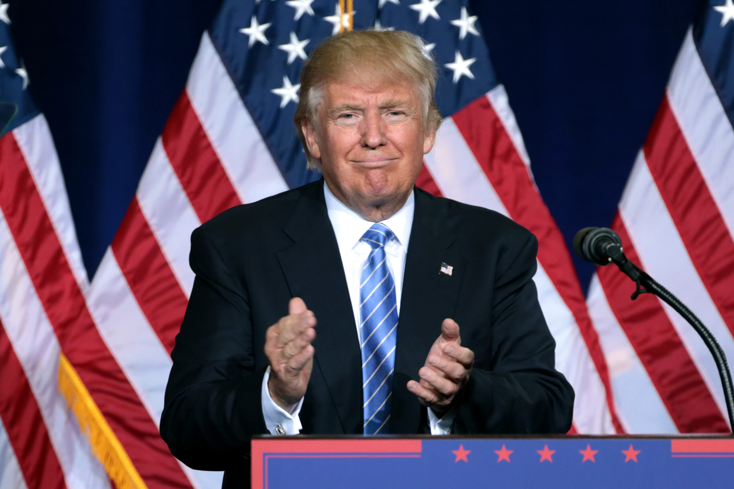 Donald Trump da discurso a sus seguidores sobre política de inmigración en el Centro de Convenciones de Phoenix en Phoenix, Arizona (Gage Skidmore vía Flickr)_CodNexus