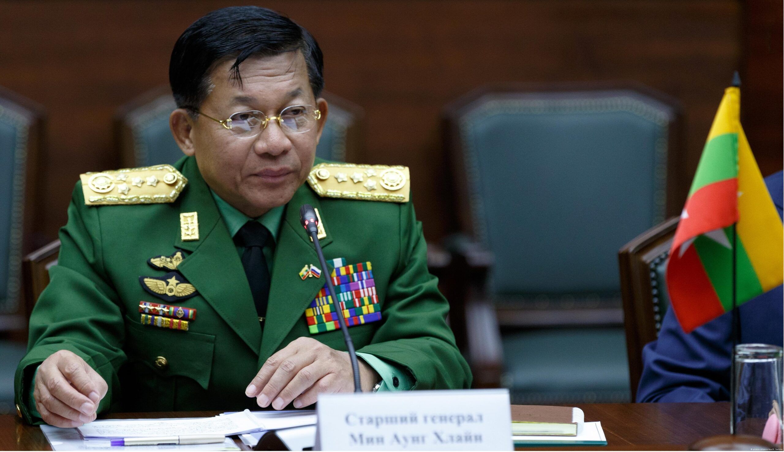 Comandante en Jefe de las Fuerzas Armadas de Myanmar, Min Aung Hlaing, durante una reunión con el Ministro de Defensa ruso, Sergei Shoigu (Vadim Savitsky vía Wikimedia Commons)_CodNexus