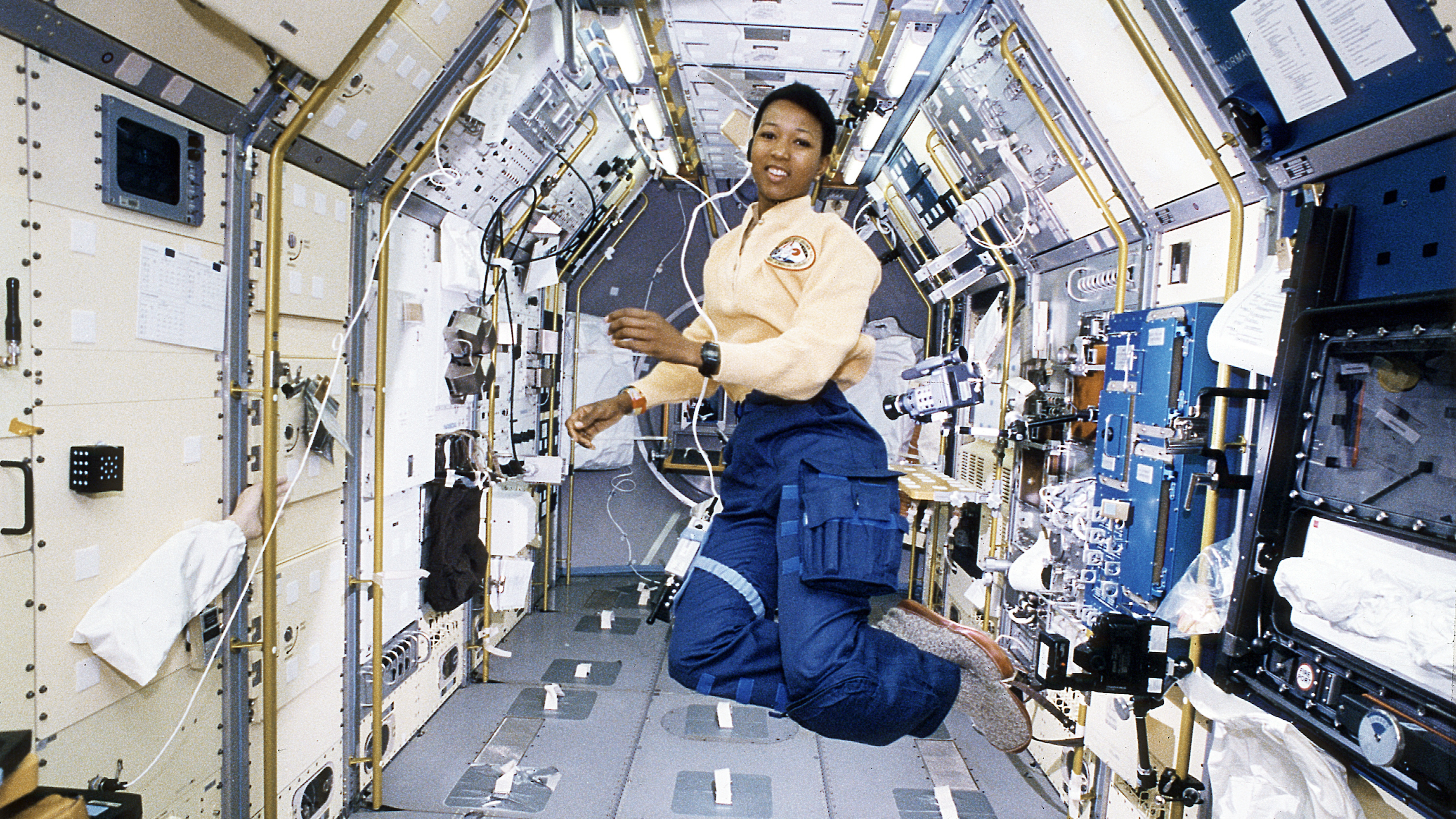 Foto de la astronauta Mae Jemison trabajando en el módulo Spacelab-J en el interior del transbordador espacial Endeavour (STS-47) (NASA de NASA CC0 Images vía Canva)_CN