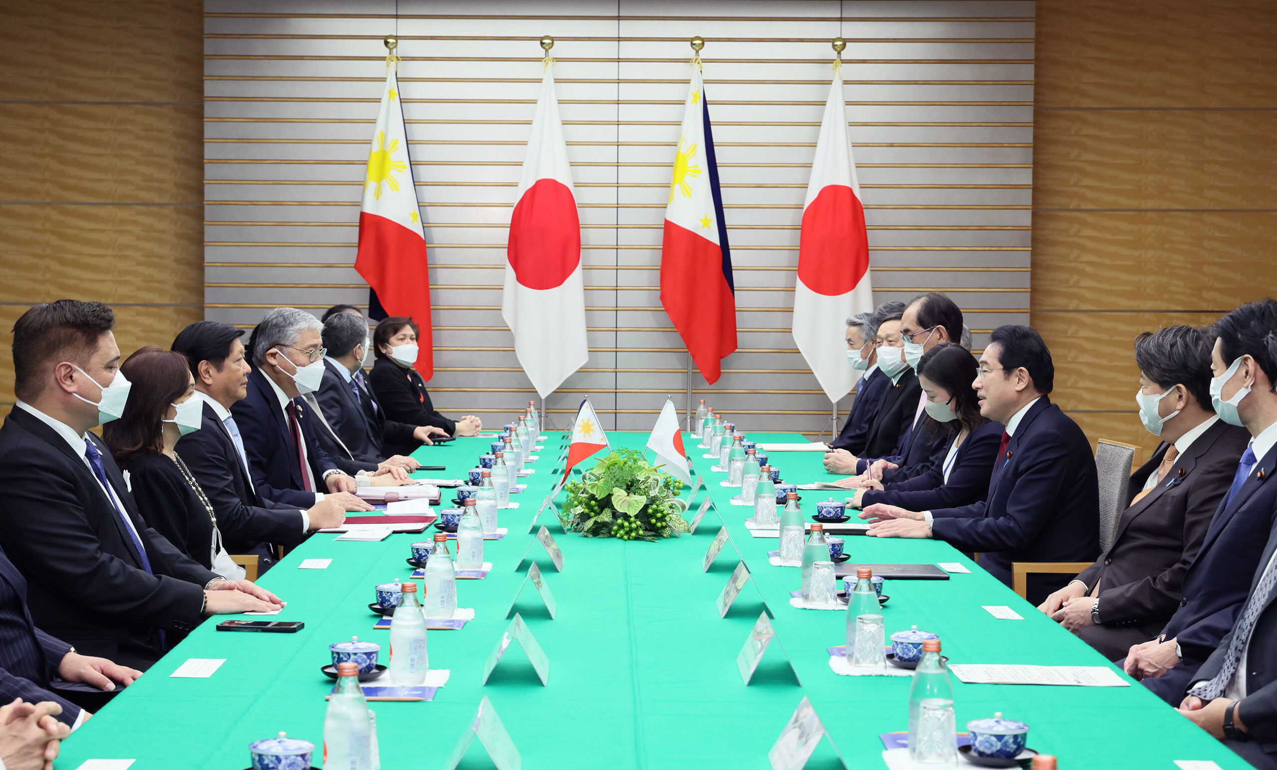 Encuentro dentre el primer ministro de Japón y el presidente de Filipinas en la Cumbre de Japón-Filipinas (Oficina del Primer Ministro de Japón)_CN