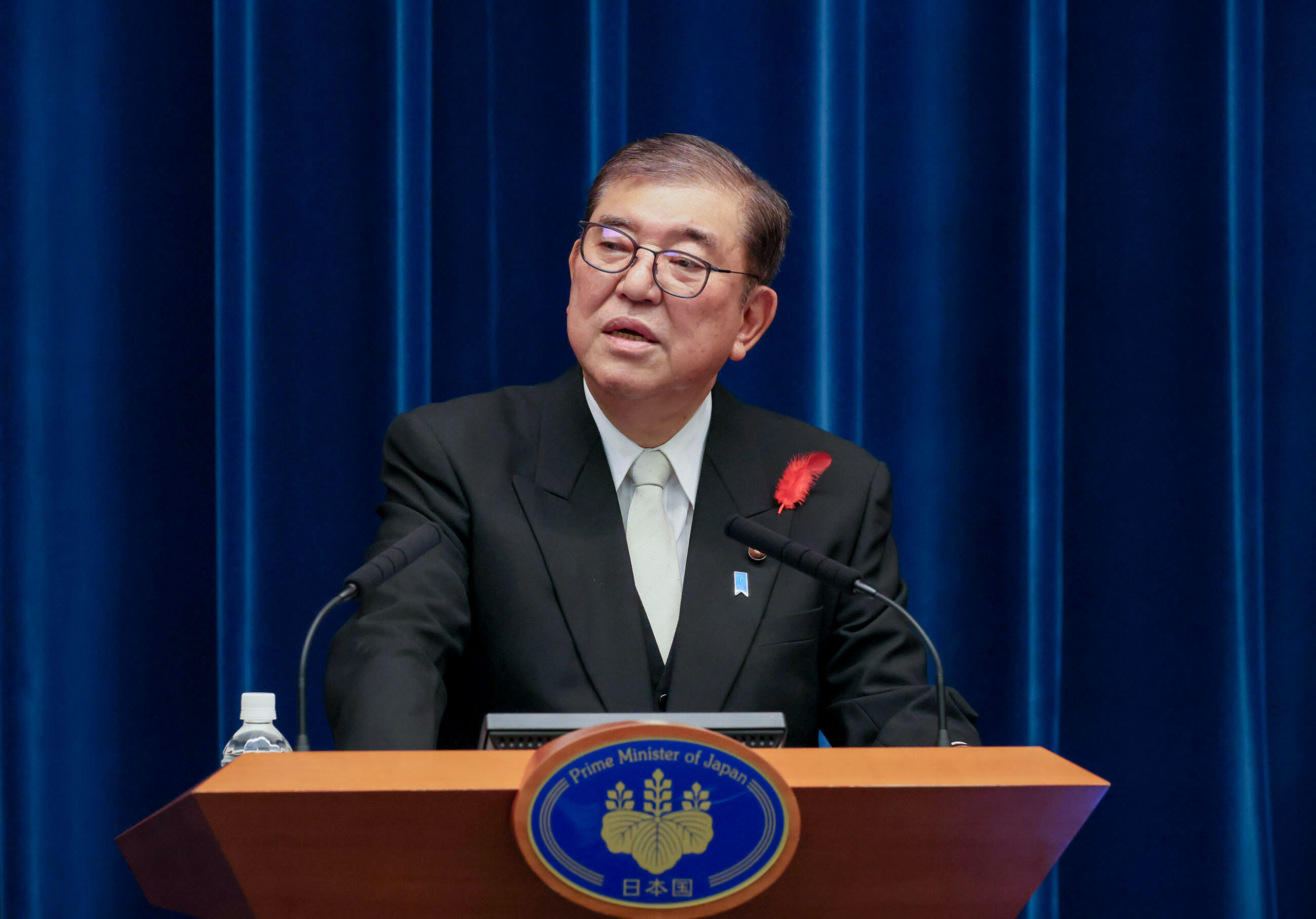 El Primer Ministro Shigeru Ishiba en una conferencia de prensa (Crédito Oficina de Relaciones Públicas del Gabinete vía Wikimedia Commons)_CN