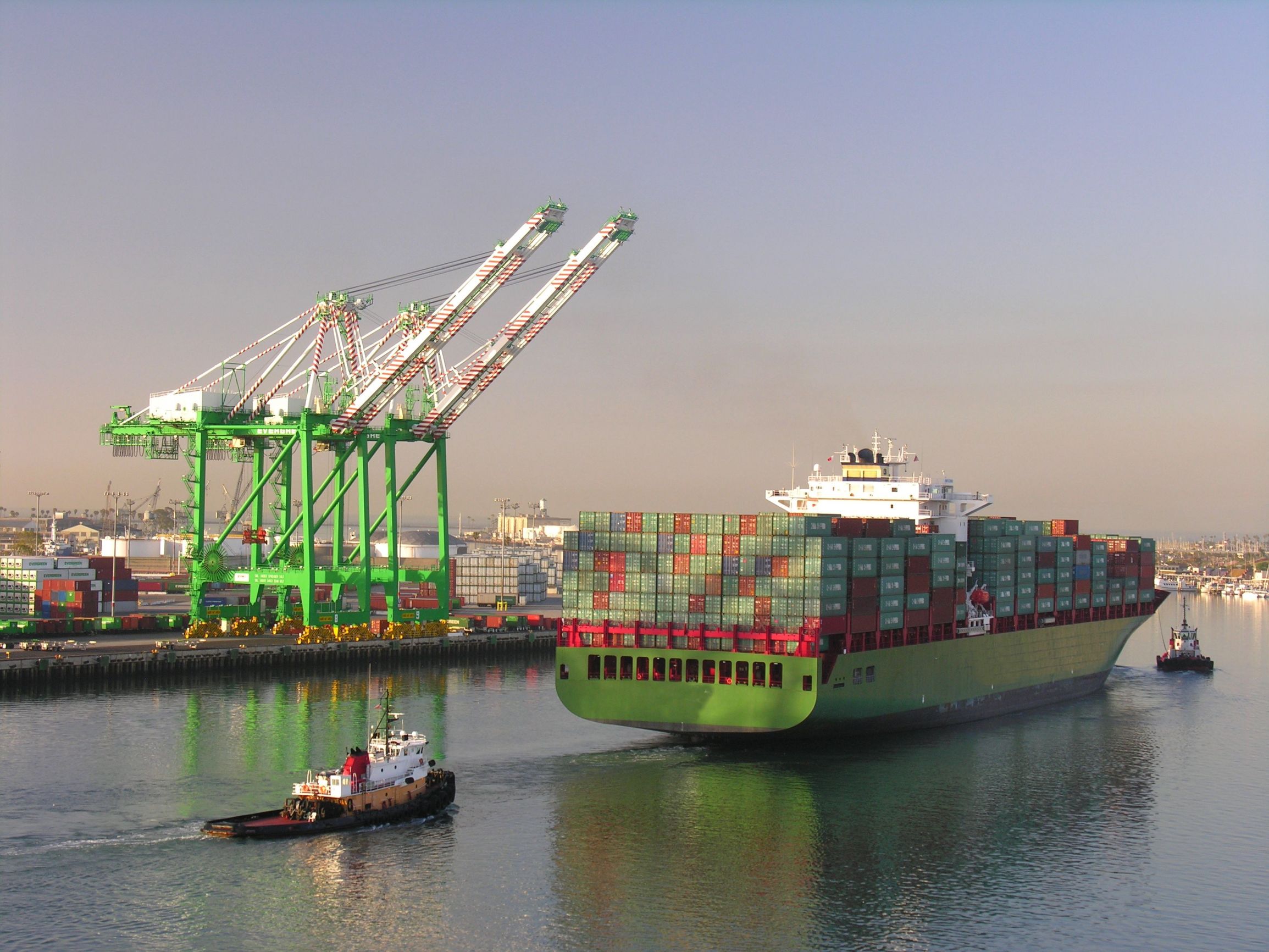 Fotografía de un buque cargero en el puerto de Los Angeles en 2017 (crédito Terez Sanogo vía Flickr)_CN