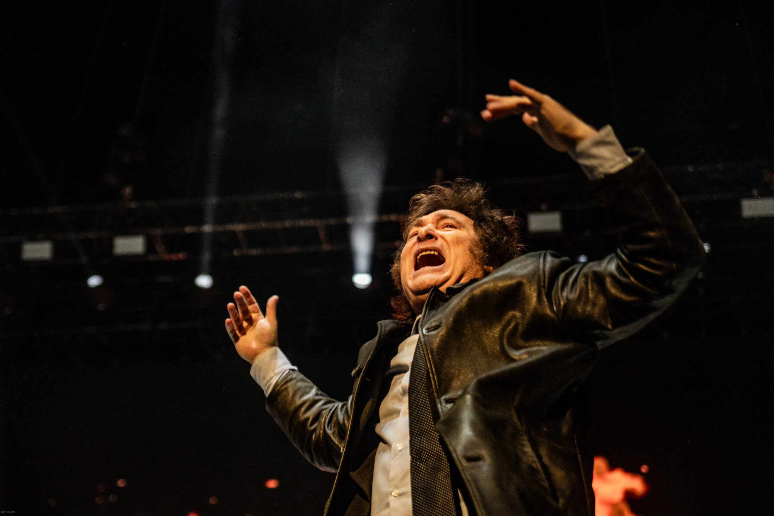 Mitin de cierre de campaña de Javier Milei, en una sala de conciertos, Buenos Aires (Crédito Oliver Kornblihtt-Mídia NINJA vía Flickr)_CN