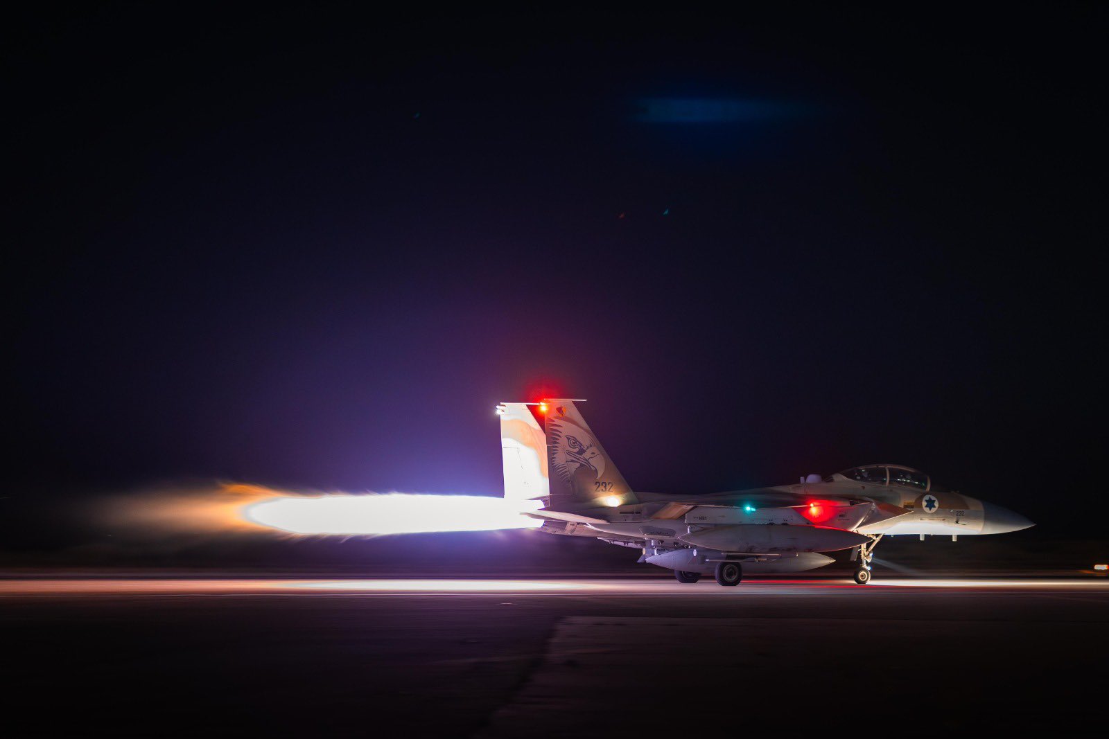 Caza F-16 israelí despegando en ruta a Irán para realizar un bombardeo de instalaciones nucleares iraníes el 15 de junio de 2025 (crédito FDI)_CN
