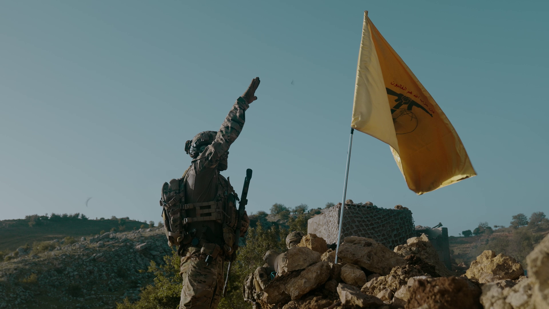 Combatiente de Hezbolá realizando saludo a la bandera (Crédito Hezbolá)_CN